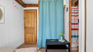 1 bedroom, bed sheets