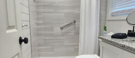 Douche, sĂšche-cheveux, serviettes fournies, savon