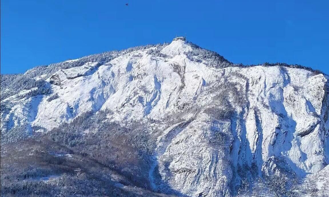 Une montagne enneigée sous un ciel dégagé.
