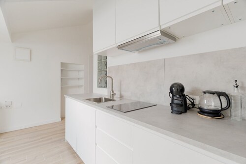 Cozy 22m2 studio apartment, ideal for 2 people, located on the fifth and top floor of a building without a lift (stairs to access it). The accommodation is located in a privileged position 500m from Bocconi University and 850m from the M3 Porta Romana st