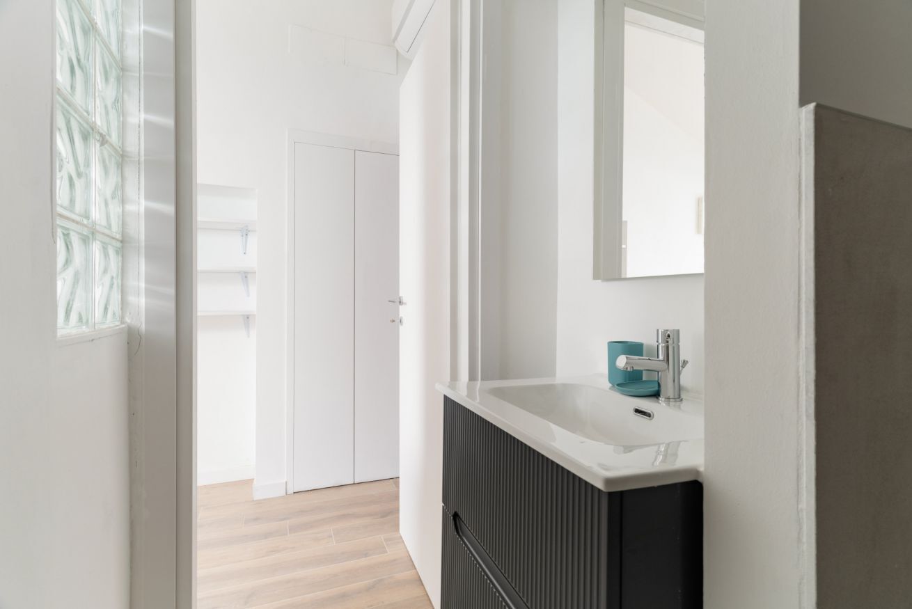 Shower, bidet, towels