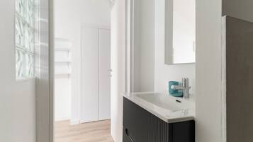 Shower, bidet, towels