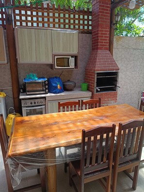 Outdoor dining - Vrbo Property (Santa Cruz Cabrália)