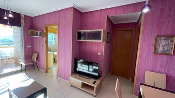Appartement, 2 slaapkamers, terras, uitzicht op zwembad | Woonkamer