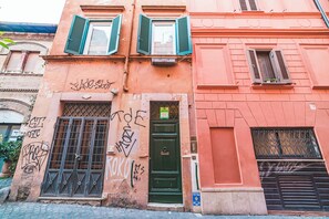 Exterior detail - The Yellow Nest Apartment in Trastevere (Roma)