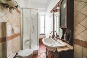 Shower, hair dryer, bidet, towels - The Yellow Nest Apartment in Trastevere (Roma)