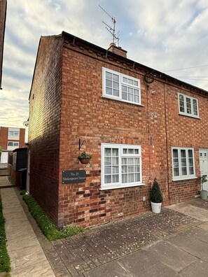 A two-story brick building with a sign indicating 'No. 25 Shakspere Street.' - Comfortable base, central location with free parking (Stratford-upon-Avon)