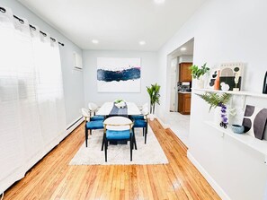 Dining - House at Hudson | NYC gateway | free parking+Games (Jersey City)