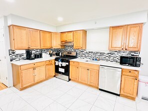 Fridge, microwave, oven, stovetop - House at Hudson | NYC gateway | free parking+Games (Jersey City)