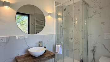 Doccia, bidet, asciugamani