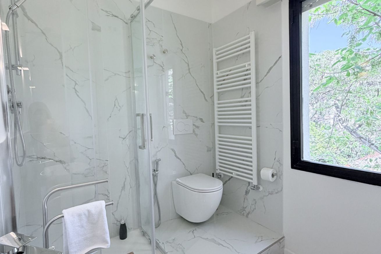 Regadera, bidet, toallas 