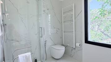 Dusche, Bidet, Handtücher
