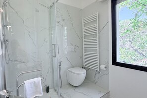 Dusche, Bidet, Handtücher