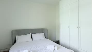 2 bedrooms, in-room safe, iron/ironing board