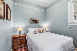 1 slaapkamer, een bureau, een strijkplank/strijkijzer, wifi