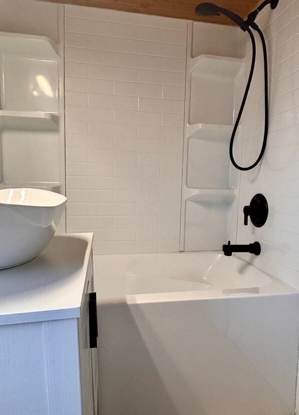 Secadora de cabello, toallas, jabón, papel de baño