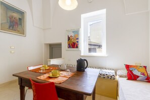 Ein Essbereich mit einem Holztisch, roten Stühlen und einem Fenster mit Blick.