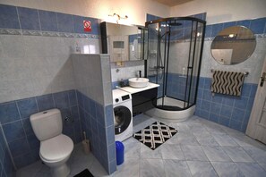 Douche, serviettes fournies, papier toilette