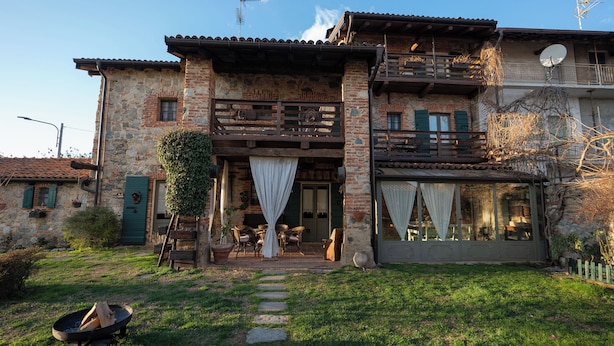 A stone building with a balcony, a fire pit, and a garden path. - Il Salice Bed & Breakfast - Room Lavender (Veruno)