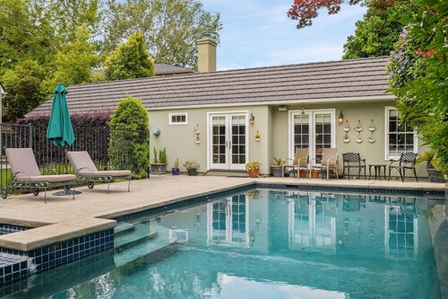 Modern Studio w/ Pool Access in Land Park Area