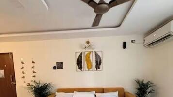 2 habitaciones, tabla de planchar con plancha, internet y ropa de cama