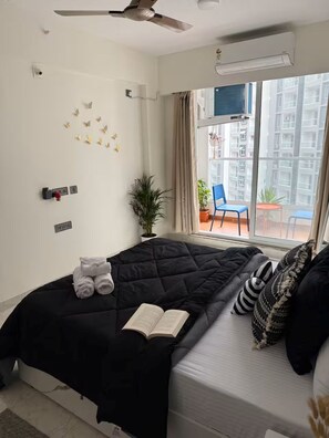 2 bedrooms, iron/ironing board, internet, bed sheets