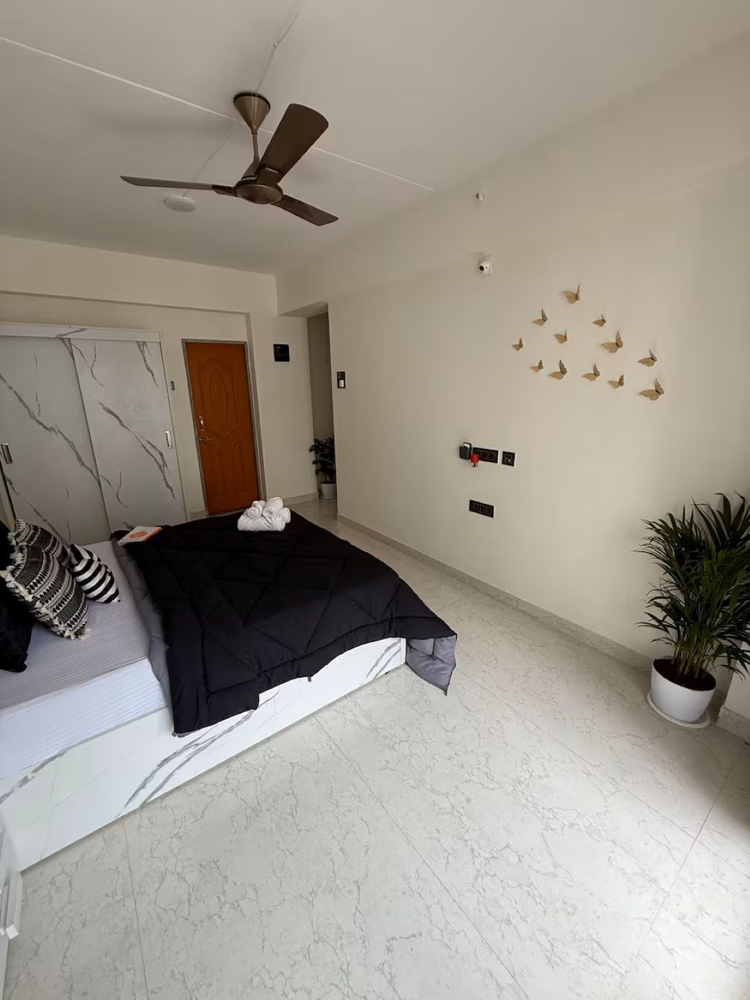 2 bedrooms, iron/ironing board, internet, bed sheets