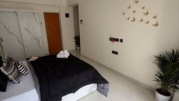 2 bedrooms, iron/ironing board, internet, bed sheets