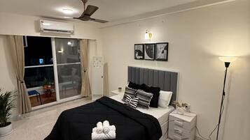 2 bedrooms, iron/ironing board, internet, bed sheets