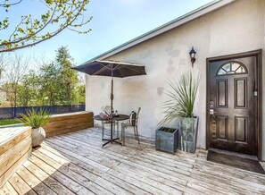 Outdoor dining - Cozy 3-bedroom Wooded Finished Home with AC  Pool near Uniontown Passport Office (Uniontown)