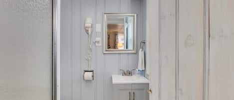 Douche, sèche-cheveux, serviettes fournies, savon