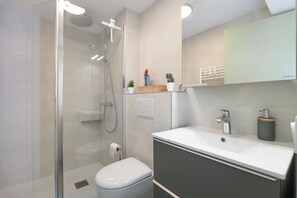 Shower, hair dryer - Holiday Home “La Maison Du Haut Pouldu”: Sea View, Shared Pool, Private Terrace (Clohars-Carnoët)
