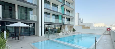 Apartemen, balkon, pemandangan kota | Kolam renang | Kolam renang outdoor