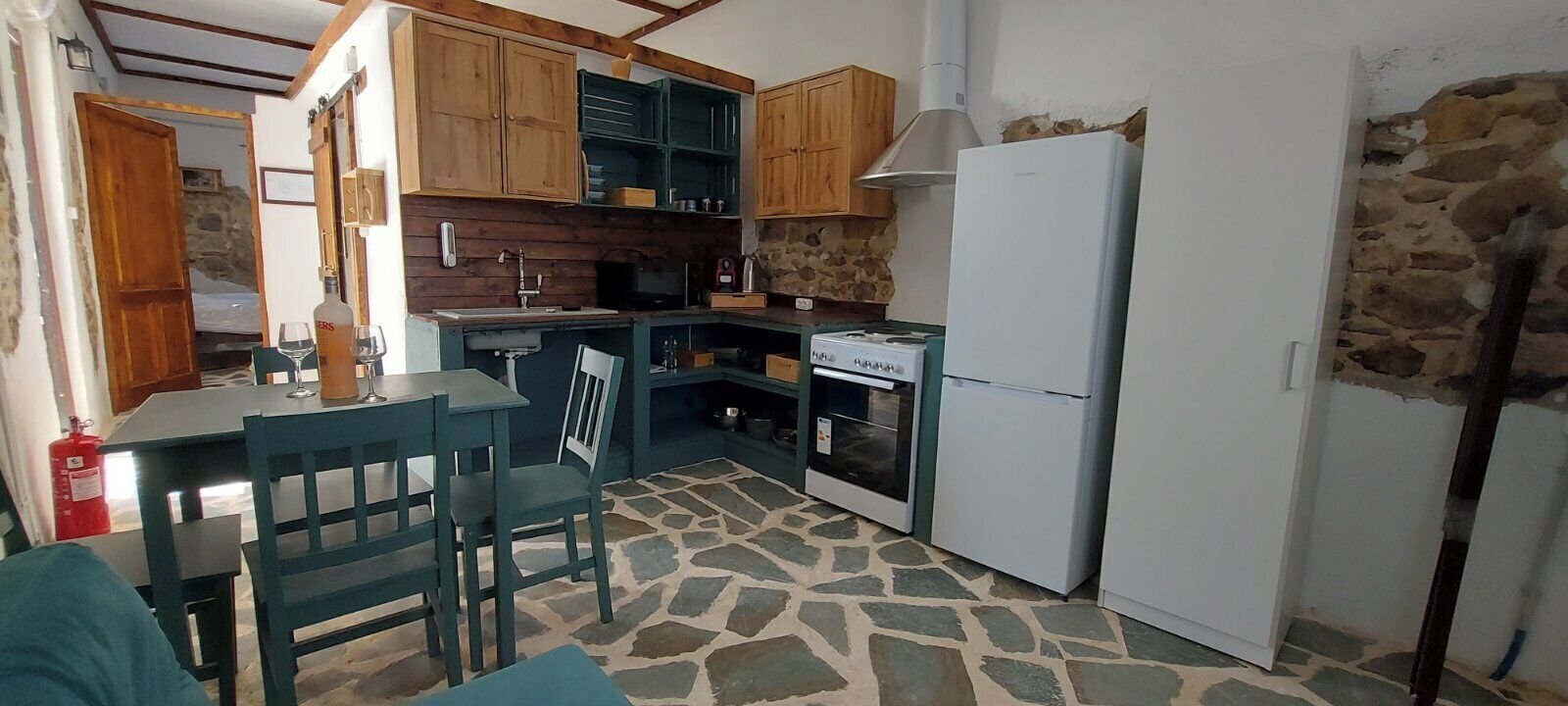 Frigorífico, microondas, horno y placa de cocina