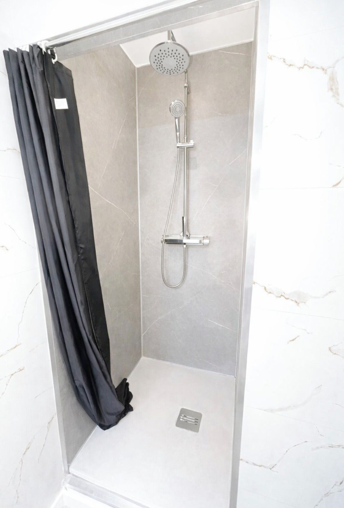 Een douche, een haardroger, handdoeken, zeep