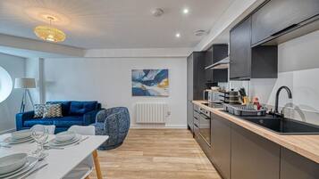 Leilighet – comfort, 2 soverom, ikke-røyk | Eget kjøkken | Mikrobølgeovn, ovn, kokeplater og kjøkkenutstyr