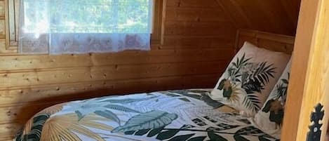1 bedroom, desk, WiFi, bed sheets