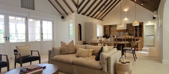 Canboulay - Luxury 5BR Villa in Mt. Irvine