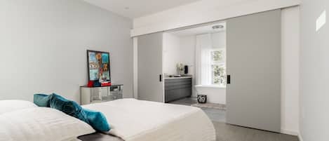 4 bedrooms, iron/ironing board, WiFi, bed sheets
