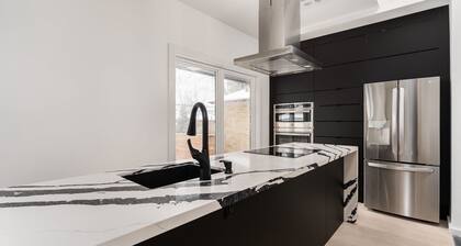 Architectural Luxury | 3BD + Theatre | HWY 401/DVP