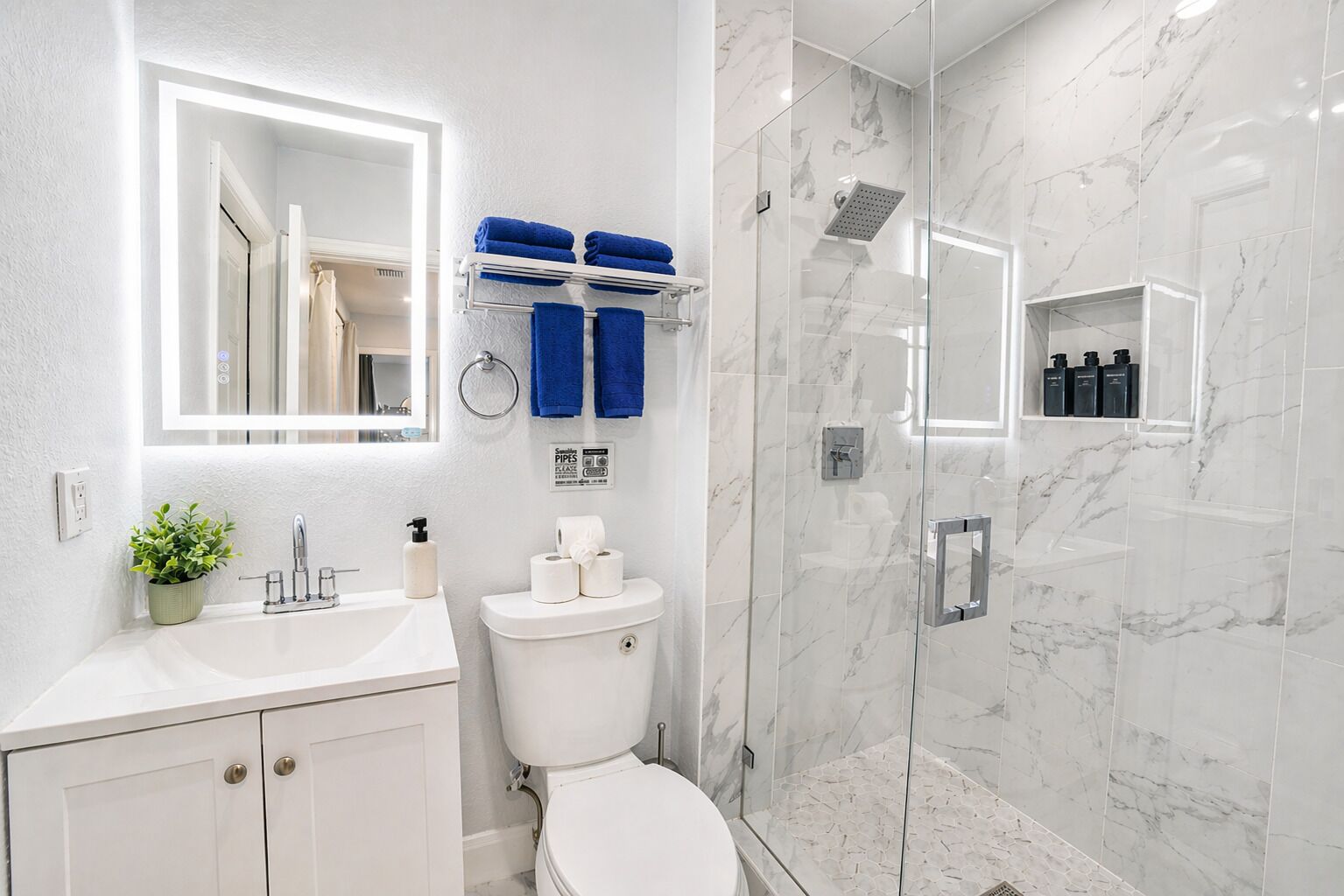 Een douche, een haardroger, handdoeken, zeep