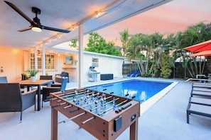 Pool - Stylish Home with King Bed l Hockey & Foosball Table (Hollywood)