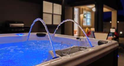 NEW Hot tub - views - 4BR Sleeps 10