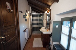 Doccia, asciugacapelli, bidet, asciugamani