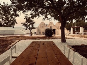 Outdoor dining - Cozy Trulli Sereni with swimmingpool and relaxing garden in Martina Franca (Puglia)