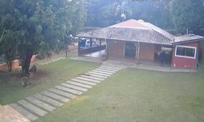 Casa básica, vista para o jardim | Fachada