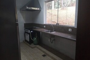 Private kitchen - Pousada Casa Guacuri (Itupeva)