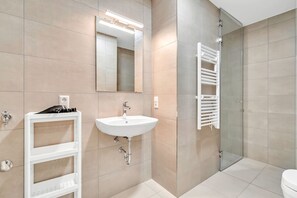 Shower, hair dryer, towels, shampoo - Neudorf Studio Near Kirchberg and Airport (Luxembourg)