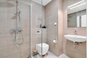 Dusche, Haartrockner, Handtücher, Shampoo