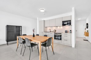 Fridge, microwave, oven, stovetop - Modern Studio in Neudorf Near Kirchberg (Luxembourg)